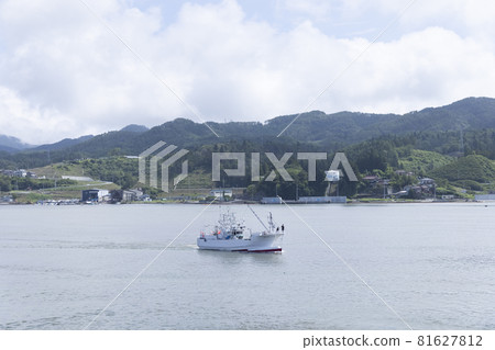 氣仙沼港 氣仙沼灣 船舶 海面 山海 駛向太平洋的船 氣仙沼港 氣仙沼灣 船舶 海面 山海 駛向太平洋的船 81627812