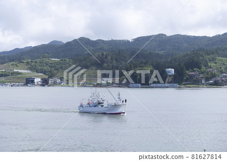 Kesennuma Port, Kesennuma Bay, Ship, Sea, Ocean surface, Mountains and ocean, A ship heading towards the Pacific Ocean 81627814