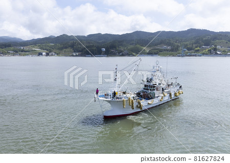 氣仙沼港 氣仙沼灣 船舶 海面 山海 駛向太平洋的船 氣仙沼港 氣仙沼灣 船舶 海面 山海 駛向太平洋的船 81627824