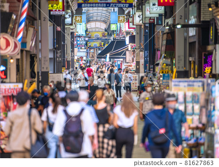 日本東京城市景觀 2000 名重病患者 連續 15 天(全國)的最高人數。許多人來到新仲見世...... = 8月27日 日本東京城市景觀 2000 名重病患者 連續 15 天(全國)的最高人數。許多人來到新仲見世...... = 8月27日 81627863