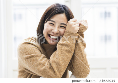 年輕女子微笑 81628035