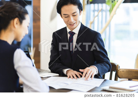 Business meetings Business negotiations 81628205