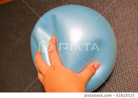 拿著小平衡球的女人的手 81628525