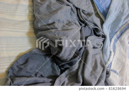 床單和枕頭散落在床上 81628694