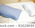 床單和枕頭散落在床上 81628699