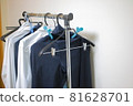 男士 Y 卹、衣物和衣架在室內晾乾 81628701