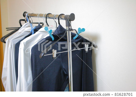 男士 Y 卹、衣物和衣架在室內晾乾 81628701