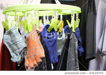 男士內衣和襪子在室內烘乾 81628747