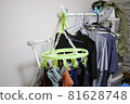 男士內衣和襪子在室內烘乾 81628748