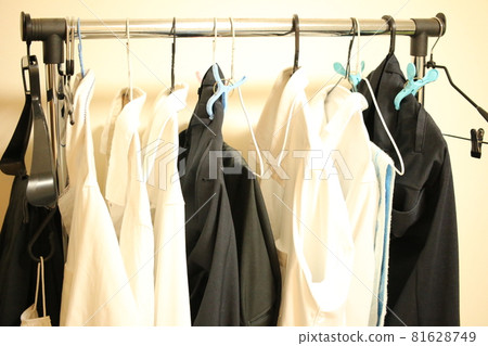 男士 Y 恤和衣物掛在室內晾乾 81628749