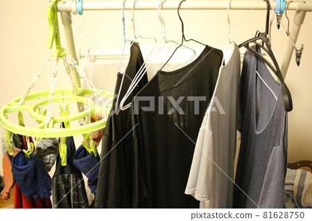 男士 Y 恤和衣物掛在室內晾乾 81628750