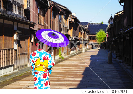 金澤東茶屋區和穿和服的女人 金澤東茶屋區和穿和服的女人 81629213