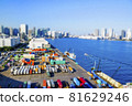 A miniature-style view of the containers shipped in the bay area from a bird's-eye view 81629246