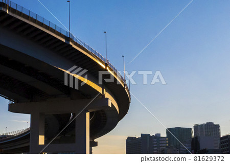 從下仰望藍天中原來彎曲的高架路 從下仰望藍天中原來彎曲的高架路 81629372