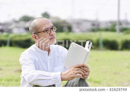 Elderly people reading outside 81629749