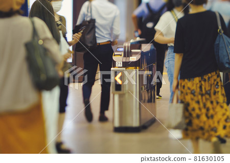 Crowd business image passing through the city 81630105