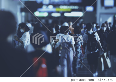 Crowd business image passing through the city 81630370