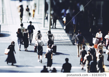 Crowd business image passing through the city 81630373