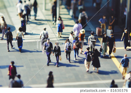 Crowd business image passing through the city 81630376