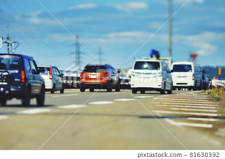 日本道路上的汽車交通圖像 81630392