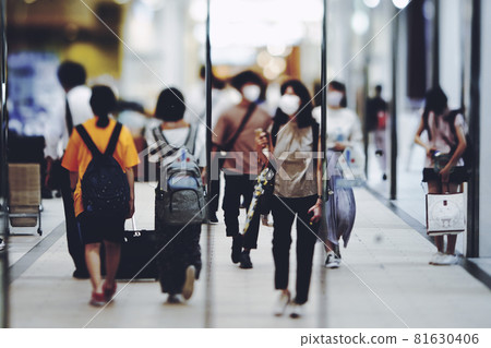 Crowd business image passing through the city 81630406