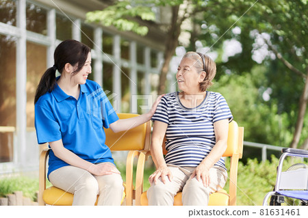 A caregiver who talks with the elderly with a smile 81631461