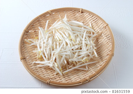 Bean sprouts in a colander 81631559