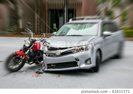 摩托車與客車相撞事故 81631572