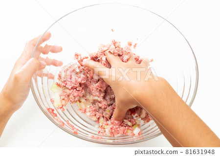 Knead the minced meat Knead the minced meat 81631948
