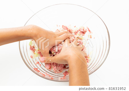 將肉餡揉成團 81631952