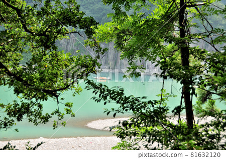 Kumano River boat descent (Kawabata [Kawatake] highway) (The rock behind is a bell stone) [Wakayama and Mie prefectures] 81632120