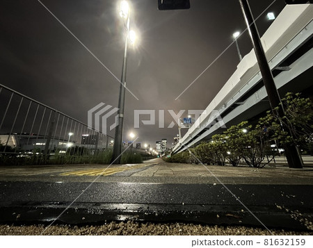 Rainy road 81632159