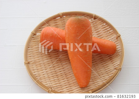 Carrots in a colander Carrots in a colander 81632193