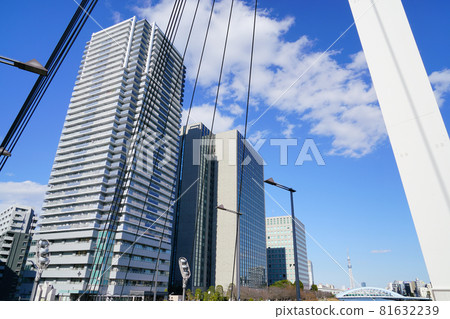 從東京中央大橋看到的高層公寓大樓 81632239