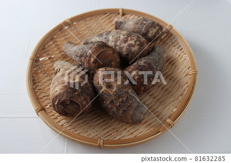 芋頭和土放入濾鍋中 81632285