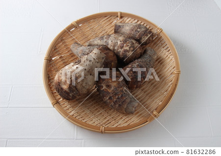 芋頭和土放入濾鍋中 81632286