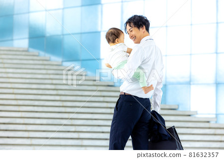 一個早上帶著孩子去上班的商人 81632357