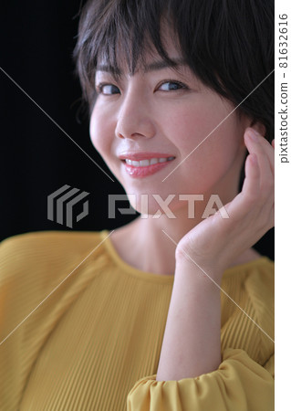 Young woman beauty portrait Young woman beauty portrait 81632616