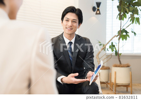 Business scene: A young man having business talks using a tablet 81632811