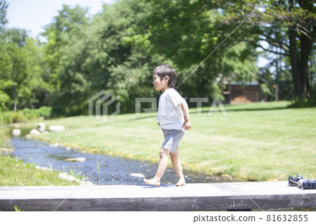 Boy playing in the spring park 81632855