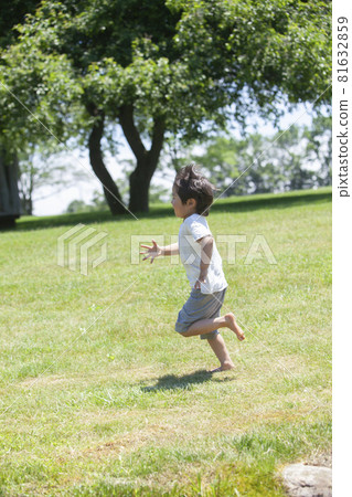 Boy playing in the spring park 81632859