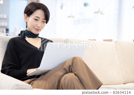 Business scene: A woman who works using a laptop computer 81634114