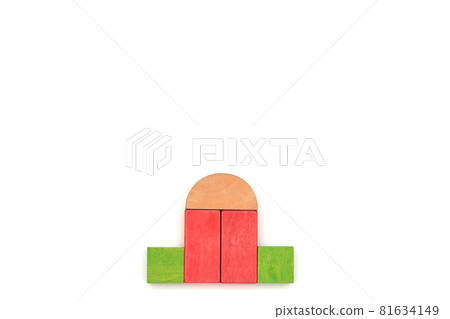 A rocket made from stacked building blocks 81634149