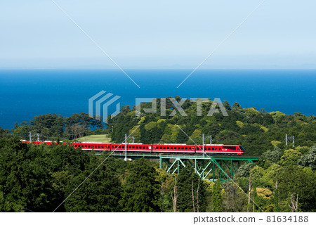 Izukyu Resort 21 Kinme train crosses the iron bridge 81634188