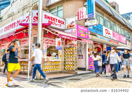 Tokyo Shibuya cityscape Harajuku / Takeshita-dori crepe shop 81634492