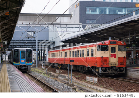 Kiha 47 Tsuyama Line nostalgia train and JR Shikoku's limited express Nanpu stop at Okayama Station Kiha 47 Tsuyama Line nostalgia train and JR Shikoku's limited express Nanpu stop at Okayama Station 81634493
