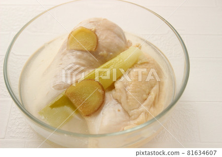 蔥、薑、酒泡的雞肉 蔥、薑、酒泡的雞肉 81634607