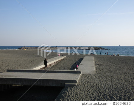 Chigasaki Coast Headland and Eboshi Rock in winter Chigasaki Coast Headland and Eboshi Rock in winter 81634623
