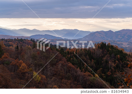 A mountain that turns red 81634943