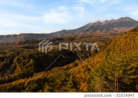 A spectacular view point in autumn: Mt. Ontake seen from the Kyuzo Pass 81634945